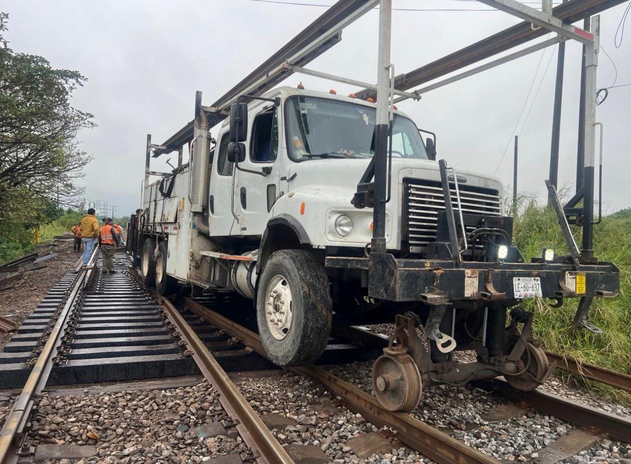 Camión torton hi-rail circulando sobre vía férrea con fuente de poder hidráulica